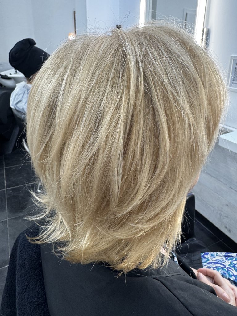 Tratamiento capilar personalizado en Valencia Melena brillante tras un tratamiento capilar personalizado en Juan Murgui Organic Salon, peluquería ecológica en Valencia.