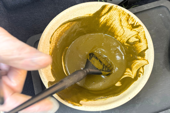 detalle de barros naturales en bol para tratamiento capilar ecológico