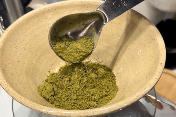 mezcla de barros naturales en bol preparación coloración vegetal Valencia