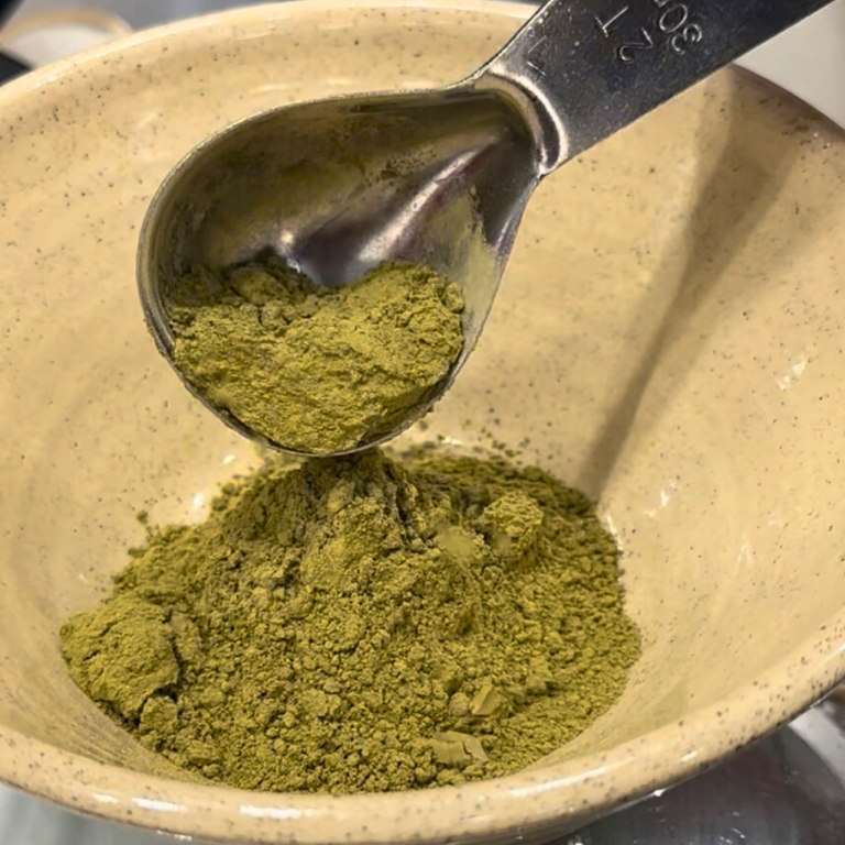 “Cabello mojado con espuma de champú natural durante lavado”