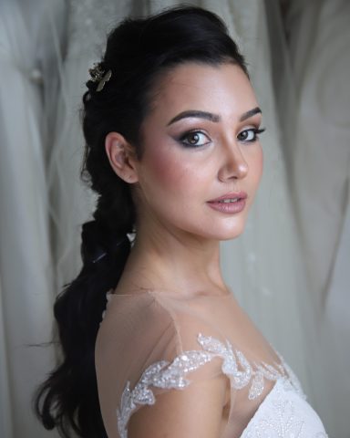 Peinado de novia con trenza romántica, estilo natural y sofisticado, ideal para bodas elegantes.