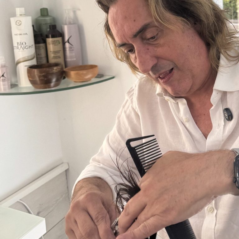 Juan Murgui trabajando de forma personalizada en el cabello de una clienta en Valencia.