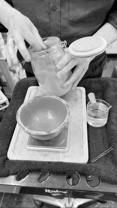 Preparación de barros vegetales y óleos naturales para coloración capilar en Valencia peluquería ecológica