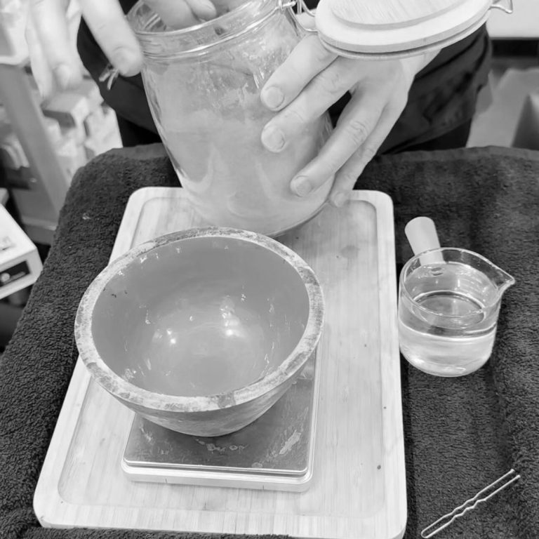 Preparando barros naturales para coloración vegetal en Juan Murgui Organic Salon, Valencia “Juan Murgui aplicando barros capilares en peluquería ecológica en Valencia”