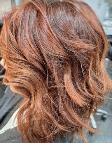 Media melena con color natural y brillo saludable gracias a la coloración con barros vegetales en Valencia.