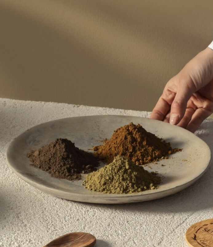 Barros vegetales utilizados para la coloración ecológica del cabello en Juan Murgui Organic Salon, Valencia.