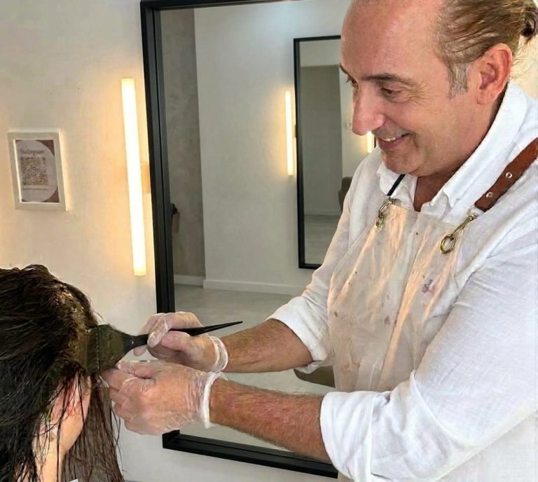 Juan Murgui aplicando una coloración ecológica con Barros y Óleos en su salón de Valencia.