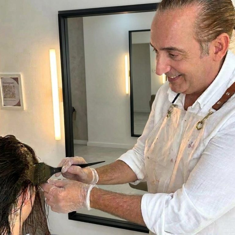 Aplicación de barro vegetal uan Murgui aplicando un barro vegetal en el cabello en su peluquería ecológica de Valencia