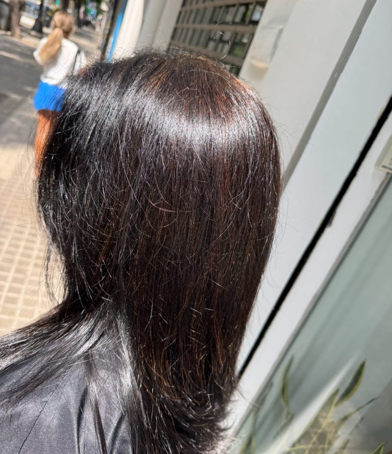 - Resultado de un tratamiento capilar personalizado para mejorar el aspecto y la calidad del cabello en Juan Murgui Organic Salon, Valencia.