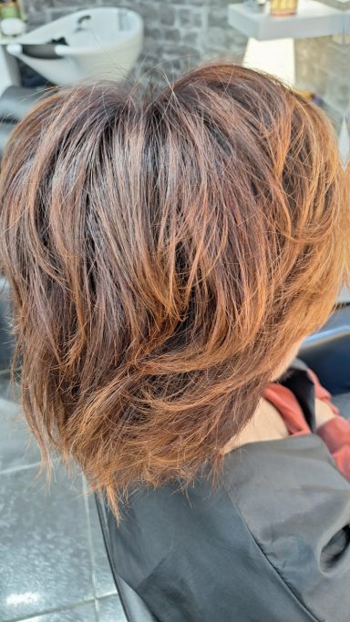 Cabello corto a capas con coloración vegetal en castaño claro, realizada con barros naturales.








