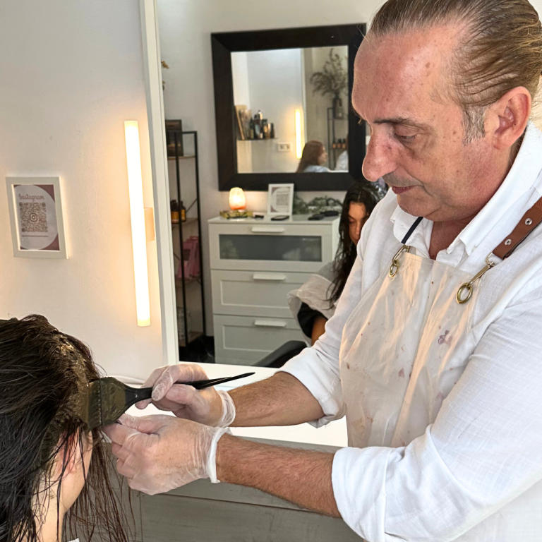 “Juan Murgui aplicando barros capilares en peluquería ecológica en Valencia”