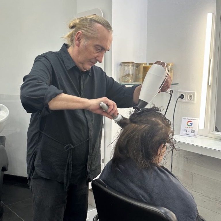“Juan Murgui aplicando barros capilares en peluquería ecológica en Valencia”