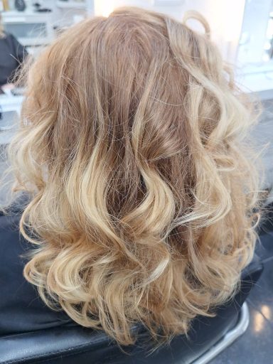 Resultado final de coloración con óleos – melena brillante y saludable