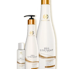 “Juan Murgui aplicando barros capilares en peluquería ecológica en Valencia”