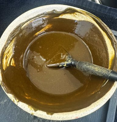 preparación artesanal de barros capilares con plantas