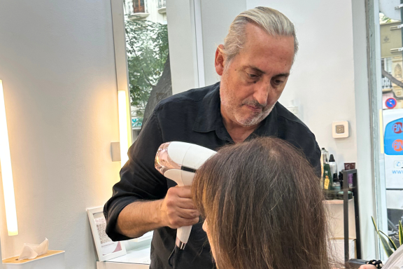 Aplicación de cauterización capilar en Valencia tratamiento reparador trabajando la fibra del cabello