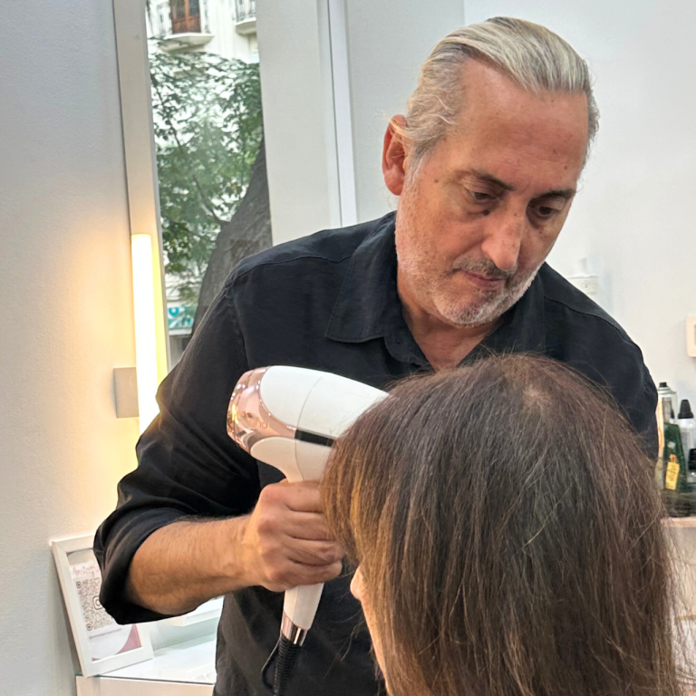 “Juan Murgui aplicando barros capilares en peluquería ecológica en Valencia”