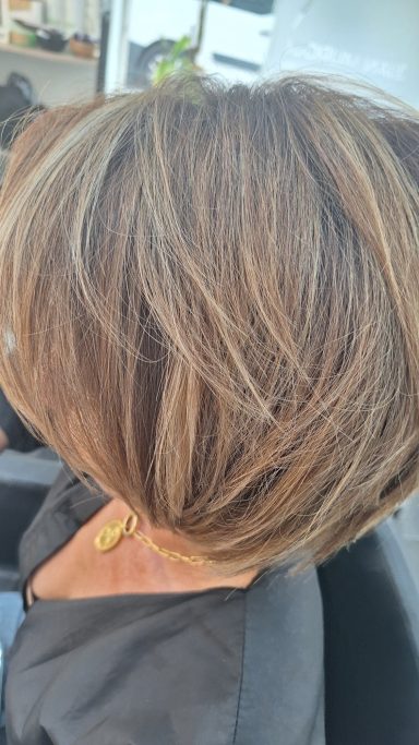 Color moca mousse con reflejos, realizado con óleos ecológicos para un acabado natural, luminoso y respetuoso con el cabello.