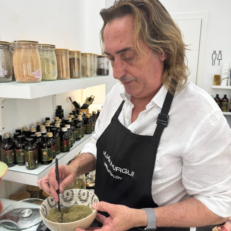 Juan Murgui preparando una coloración con barros en su peluquería ecológica de Valencia.