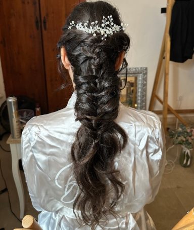 Peinado de novia con trenza en Juan Murgui Organic Salon, estilo elegante y natural para el día de la boda.

