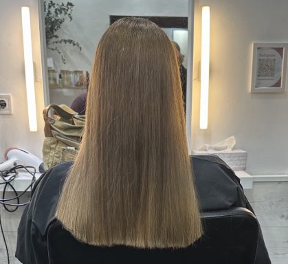 Tratamiento de alisado vegano Bio Straight con acabado liso hidratado y natural en Valencia