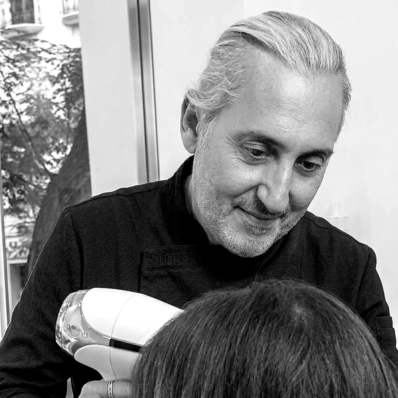 Juan Murgui trabajando en su peluquería ecológica Juan Murgui, peluquero con más de 41 años de experiencia, trabajando con productos ecológicos en Valencia