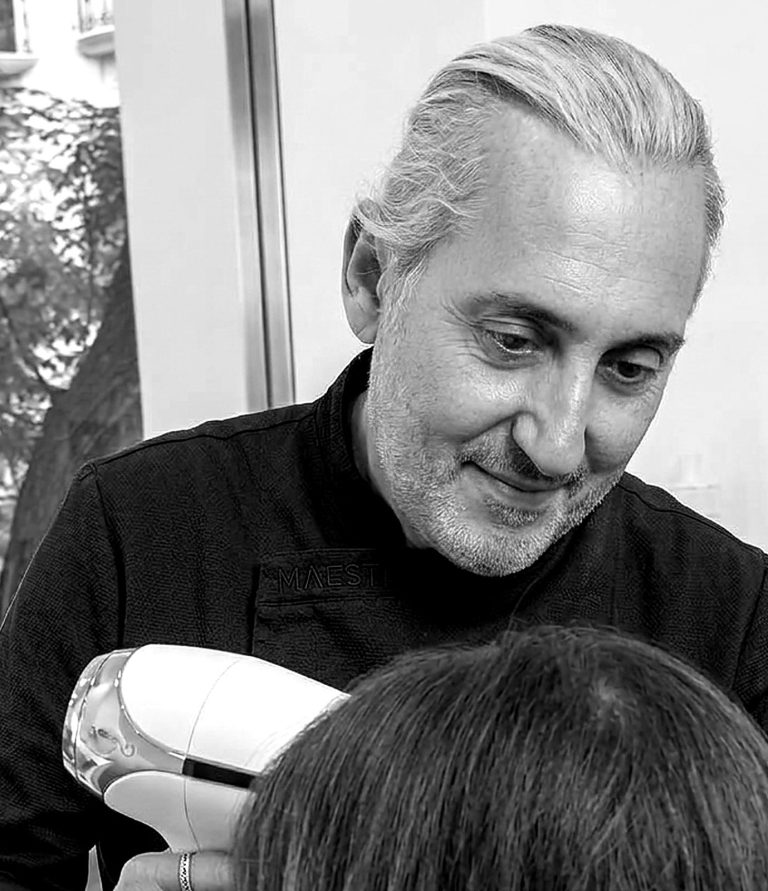 Juan Murgui trabajando el cabello en su salón de peluquería ecológica en Valencia.