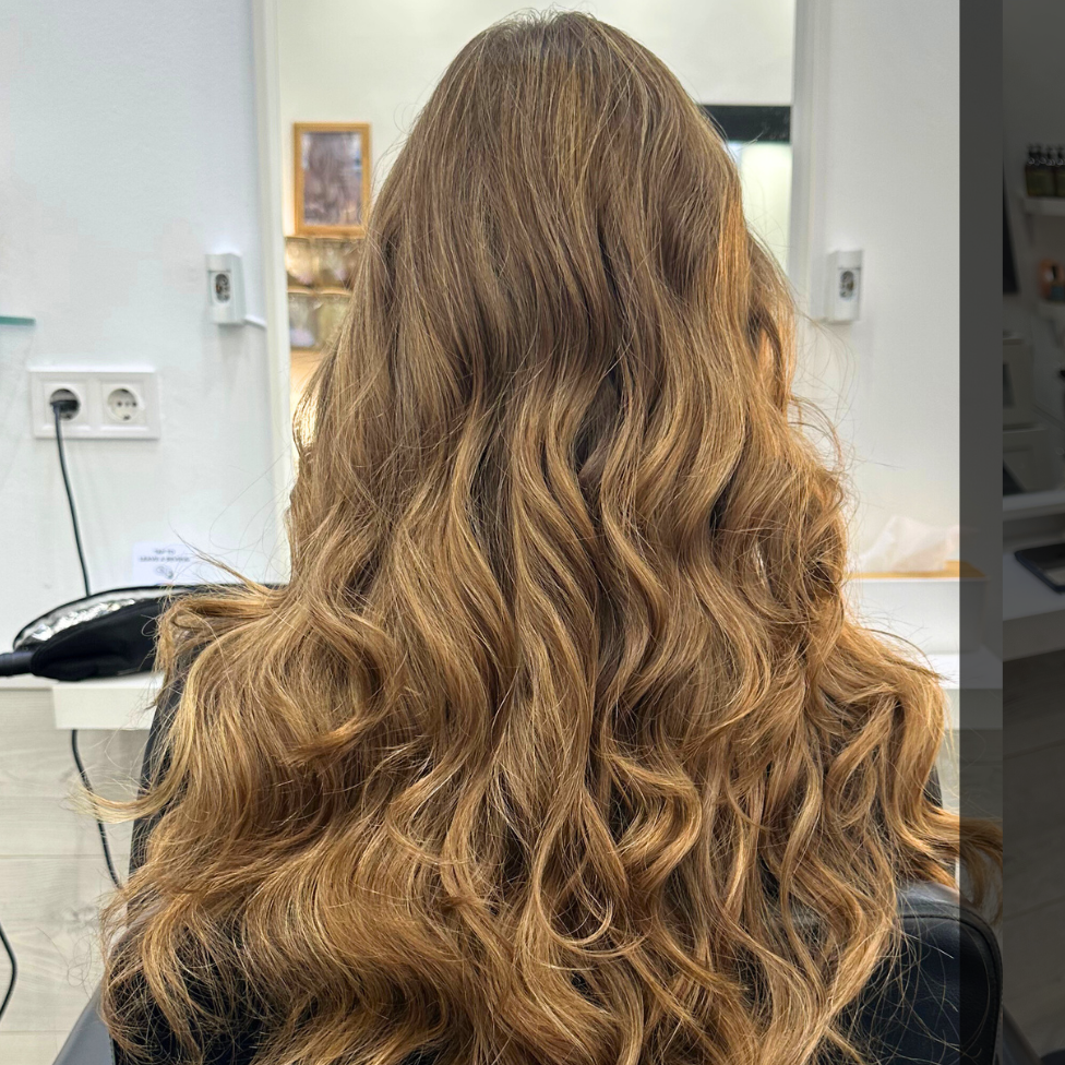 Mechas Babylights, balayage y Airtouch en Valencia Melena iluminada con mechas y transiciones de color naturales.