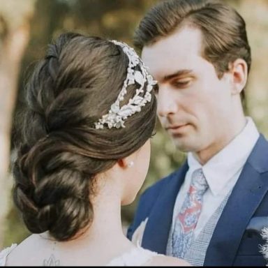 einado de novia elegante con recogido y trenza artesanal, realizado con técnicas ecológicas para un acabado natural y sofisticado.