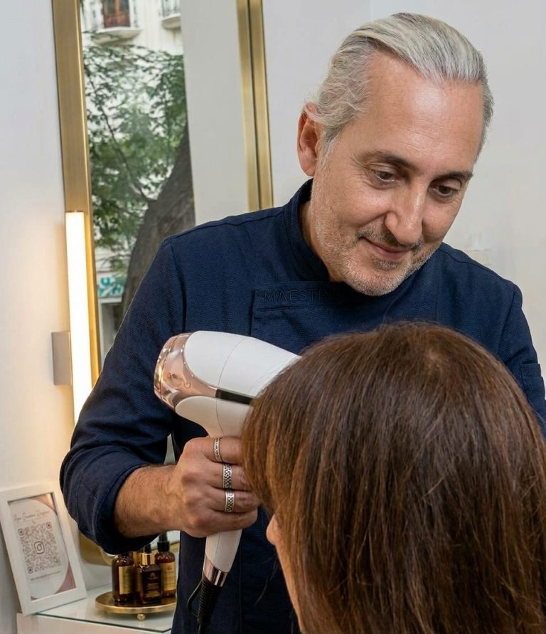 Juan Murgui trabajando el cabello en su salón de peluquería ecológica en Valencia.