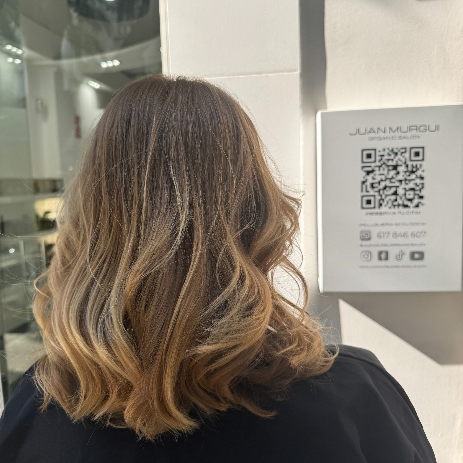 Servicios de peluquería ecológica en Valencia Peluquería ecológica en Valencia con coloración vegetal, tratamientos capilares y corte personalizado en Juan Murgui Organic Salon.