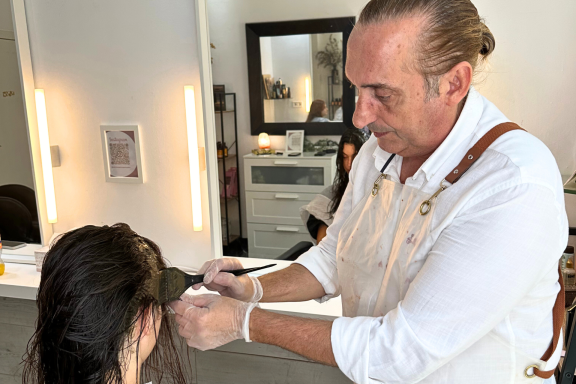 proceso de coloración con barros en Valencia cabello natural

