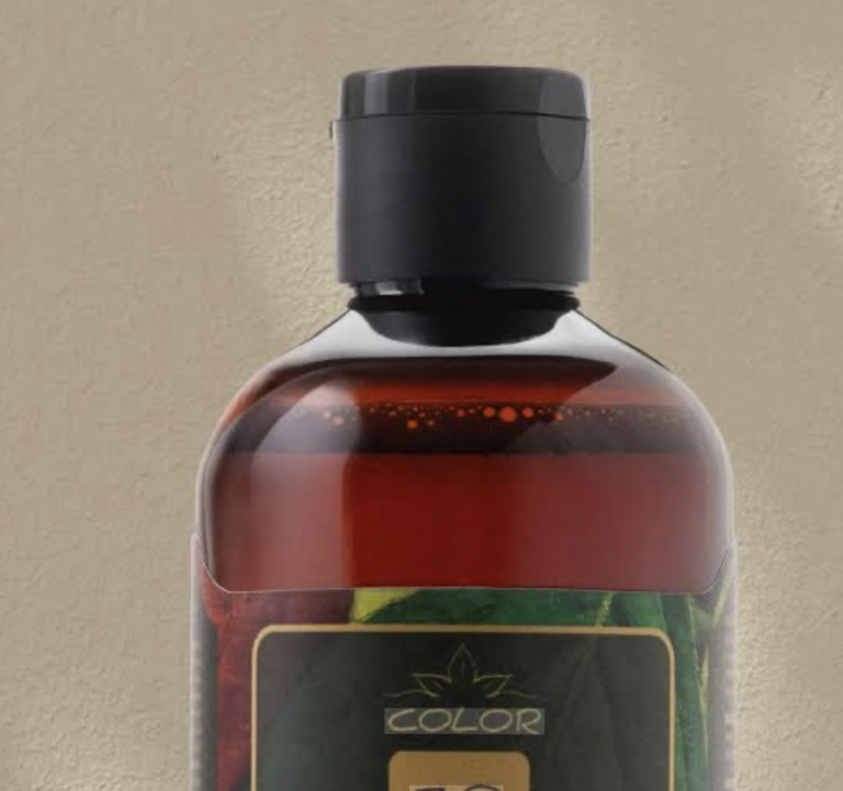- Botellas de Óleos ecológicos utilizados para la coloración del cabello en Juan Murgui Organic Salon, Valencia.