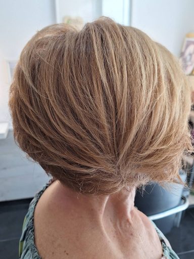Corte bob corto con coloración en rubio nacarado natural, realizado con óleos botánicos para un acabado luminoso y saludable.








