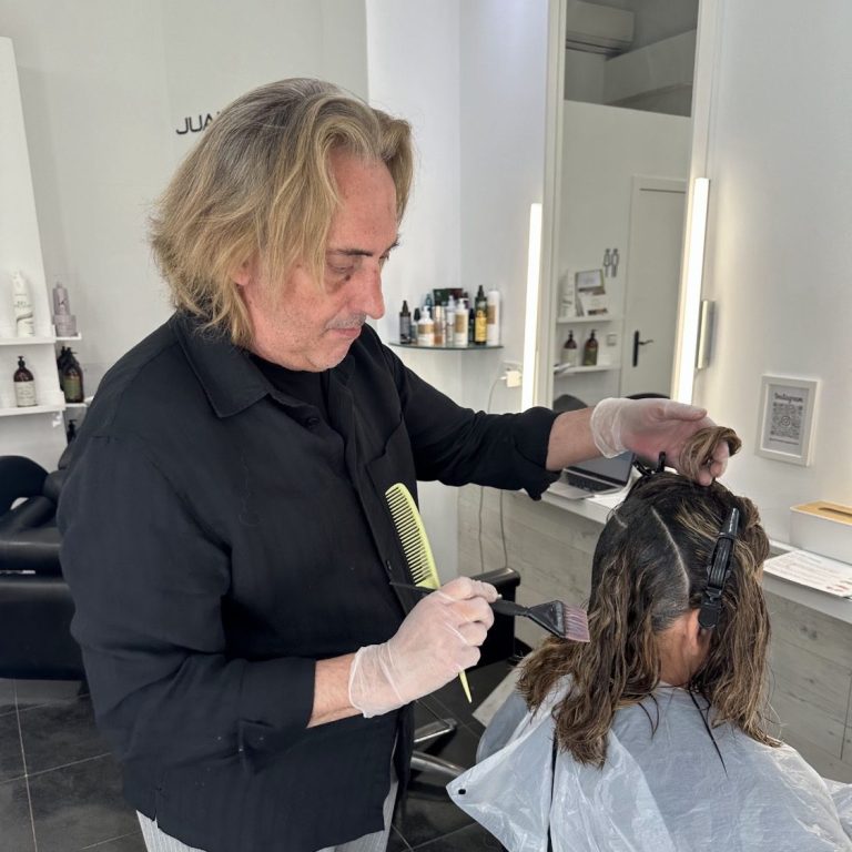 “Juan Murgui aplicando barros capilares en peluquería ecológica en Valencia”