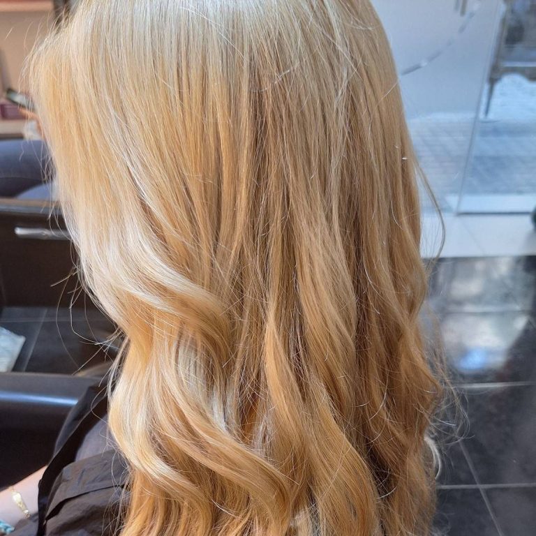 Melena rubia vista de lado con coloración con óleos ecológicos en la peluquería de Juan Murgui en Valencia