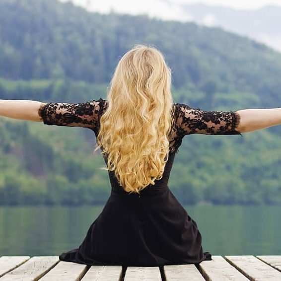 “Juan Murgui aplicando barros capilares en peluquería ecológica en Valencia”