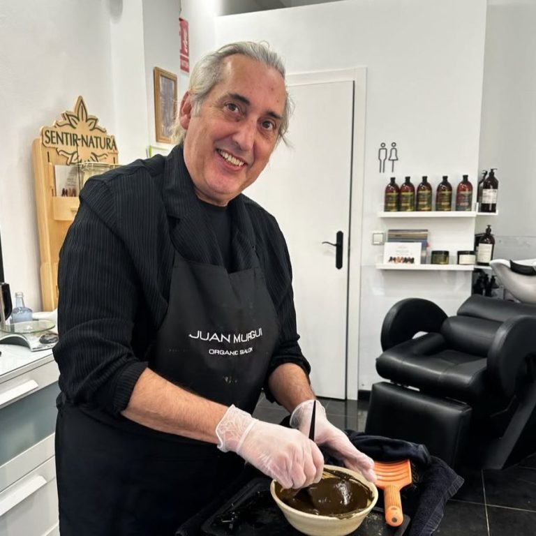 “Juan Murgui aplicando barros capilares en peluquería ecológica en Valencia”